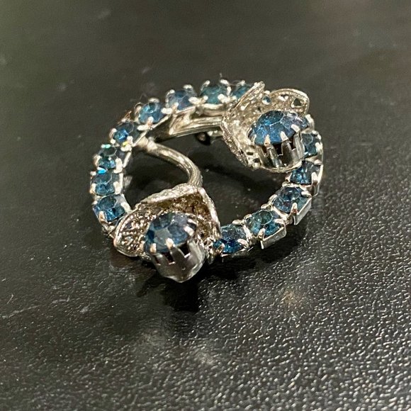 Vintage Faceted Glass Stones Prong Set Filigree Wreath Costume Brooch Pi… - Picture 6 of 9